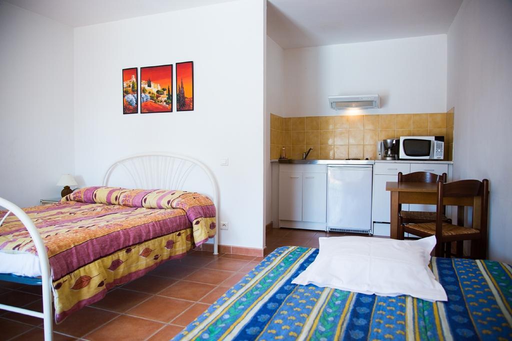 Appartements " Le Clos De La Cerisaie" Кастийон-дю-Гар Екстериор снимка
