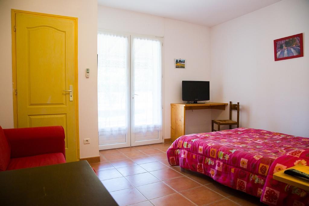 Appartements " Le Clos De La Cerisaie" Кастийон-дю-Гар Екстериор снимка