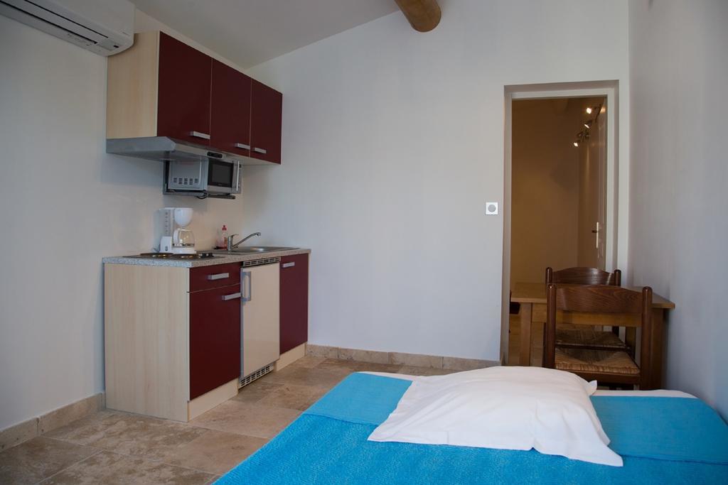 Appartements " Le Clos De La Cerisaie" Кастийон-дю-Гар Екстериор снимка