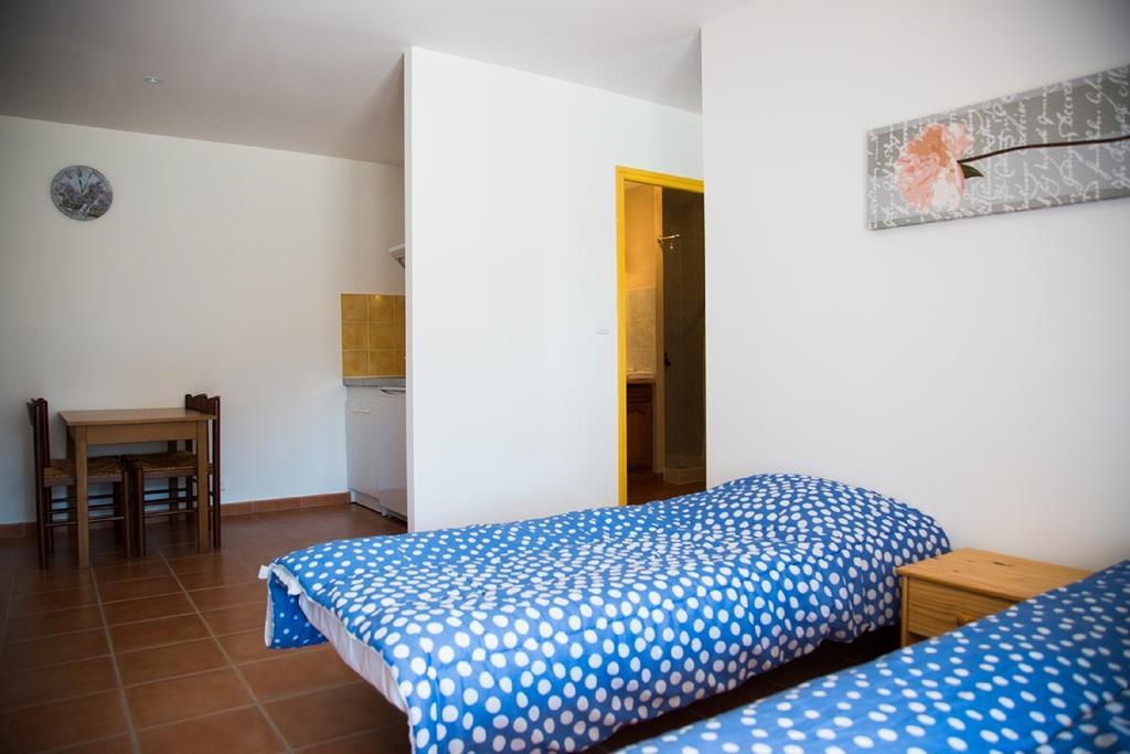 Appartements " Le Clos De La Cerisaie" Кастийон-дю-Гар Екстериор снимка