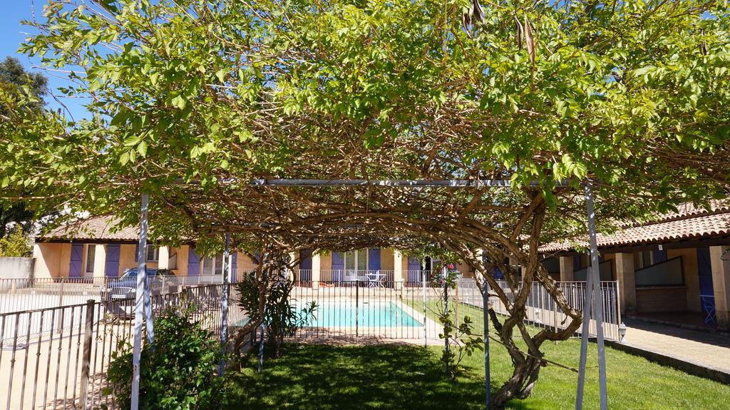 Appartements " Le Clos De La Cerisaie" Кастийон-дю-Гар Екстериор снимка