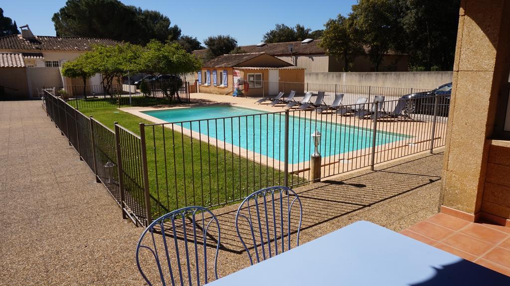 Appartements " Le Clos De La Cerisaie" Кастийон-дю-Гар Екстериор снимка