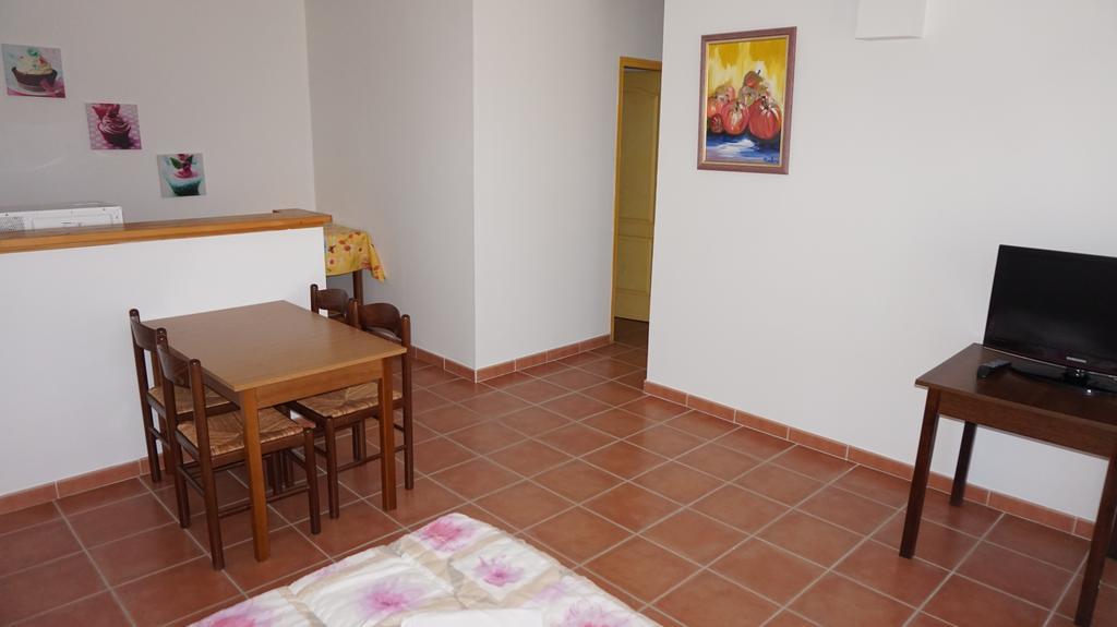 Appartements " Le Clos De La Cerisaie" Кастийон-дю-Гар Екстериор снимка