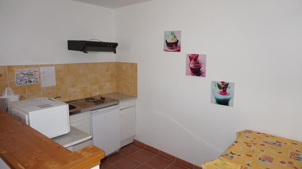 Appartements " Le Clos De La Cerisaie" Кастийон-дю-Гар Екстериор снимка