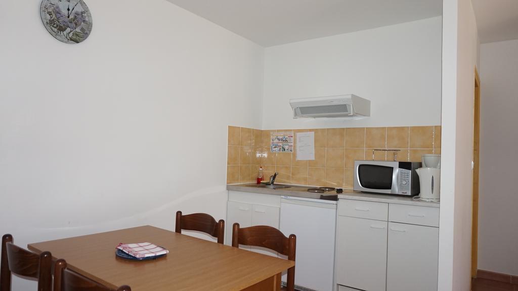 Appartements " Le Clos De La Cerisaie" Кастийон-дю-Гар Екстериор снимка