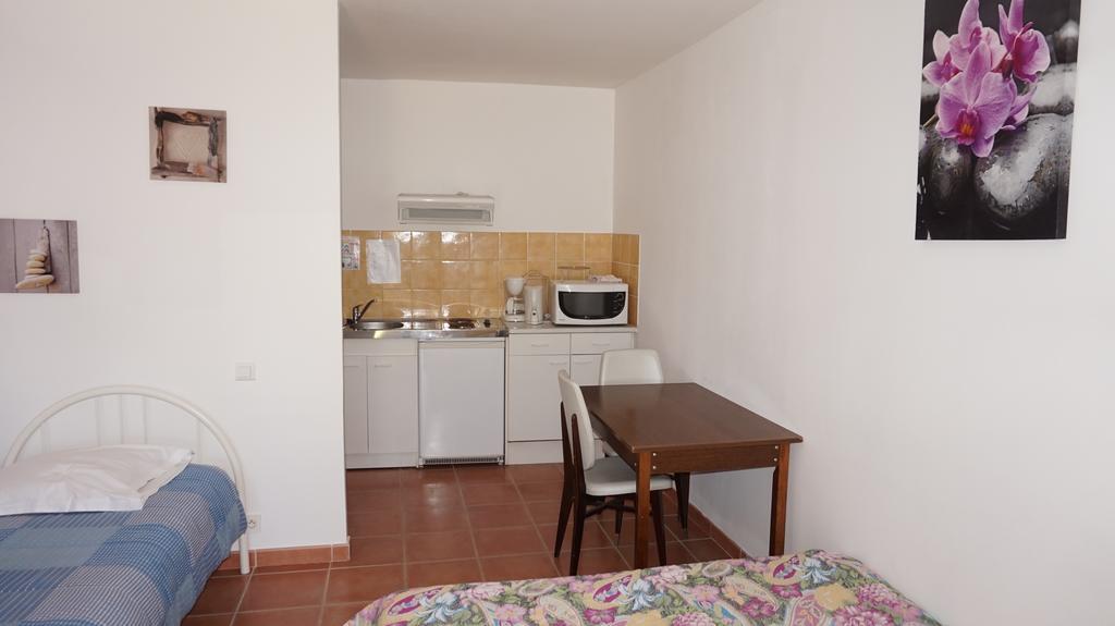 Appartements " Le Clos De La Cerisaie" Кастийон-дю-Гар Екстериор снимка