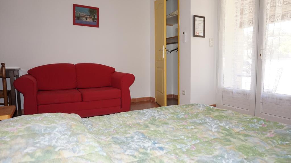 Appartements " Le Clos De La Cerisaie" Кастийон-дю-Гар Екстериор снимка
