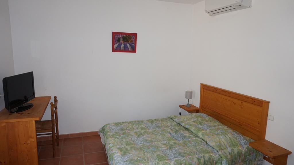 Appartements " Le Clos De La Cerisaie" Кастийон-дю-Гар Екстериор снимка