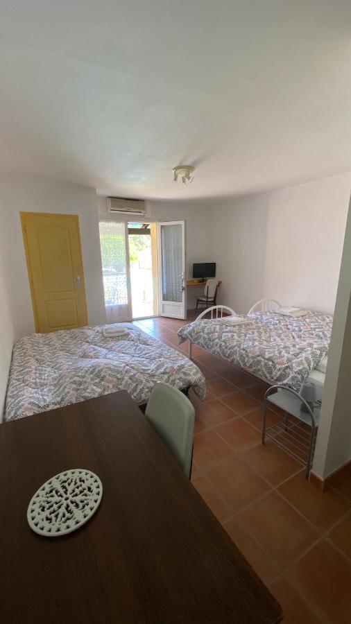 Appartements " Le Clos De La Cerisaie" Кастийон-дю-Гар Екстериор снимка